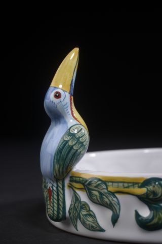 null HERMÈS.

Porcelain "Toucan" model with polychrome decoration in Moustiers porcelain.

Diameter...