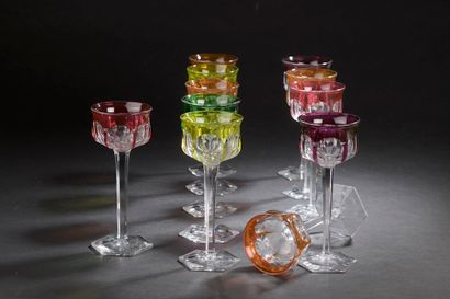 null BACCARAT.

Suite de onze verres à vin du Rhin en cristal de couleur (le verre...