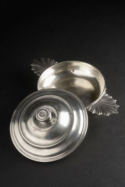null Silver covered ear bowl (shocks), the lid with a doucine molded with fillets,...