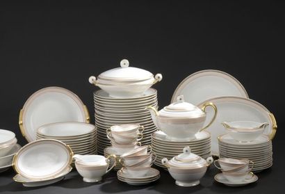 null LIMOGES.

Service en porcelaine blanche, l’aile décorée d’une frise de palmettes...