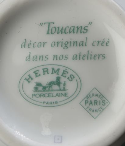 null HERMÈS.

Milk pot model "Toucan" in porcelain of Moustiers.

Height : 9 cm....