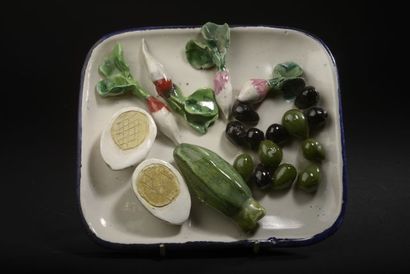 null Trompe-l’œil en faïence en forme de plat contenant radis, olives, courgette...