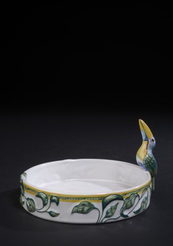 null HERMÈS.

Porcelain "Toucan" model with polychrome decoration in Moustiers porcelain.

Diameter...