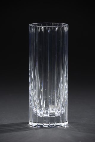 BACCARAT.

Vase cylindrique en cristal taillé...