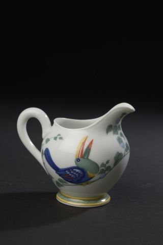 null HERMÈS.

Milk pot model "Toucan" in porcelain of Moustiers.

Height : 9 cm....