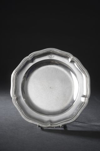 null Silver plate (scratches) with five contours and engraved with a figure. Paris,...