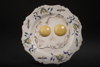 null Trompe-l'oeil in earthenware figuring a scalloped plate with two fried eggs...