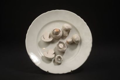 null Trompe-l’œil en porcelaine figurant une assiette garnie de champignons de Paris...