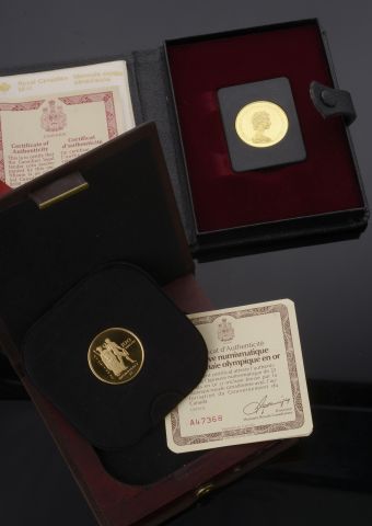 null 
Deux pièces en or de 100 Dollars canadiens au profil de la reine Elizabeth...