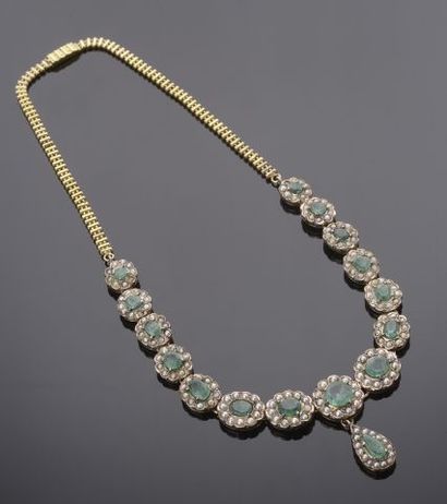 null Collier composé d'un élément de collier draperie du XIXe

siècle, en argent...