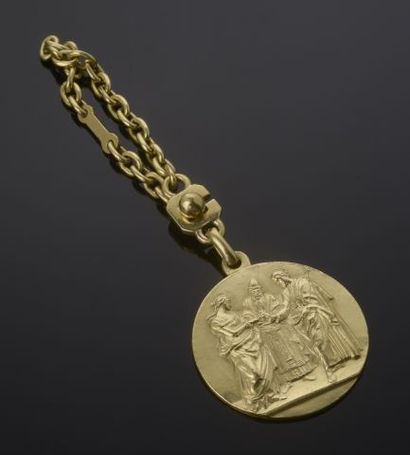 null Porte-clef en or jaune 18k présentant une médaille figurant un mariage religieux...