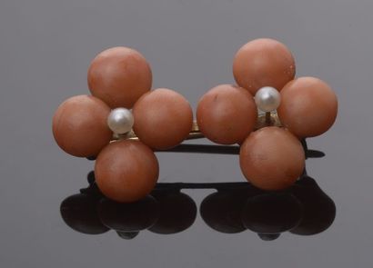null Broche en or jaune 18k présentant huit perles de corail et

deux perles fines...