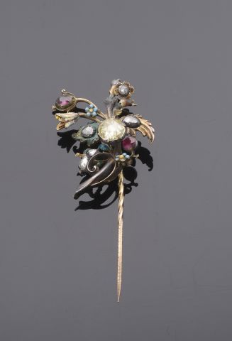 null 
Élément de bijou du XVIIIe




 siècle,




en or jaune 18k à décor d'un bouquet...