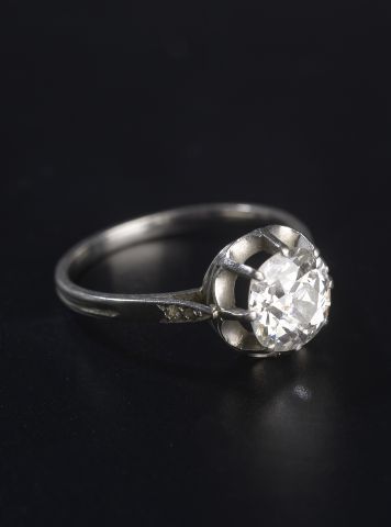 null Bague solitaire en platine 850 millièmes présentant un

diamant de taille coussin...