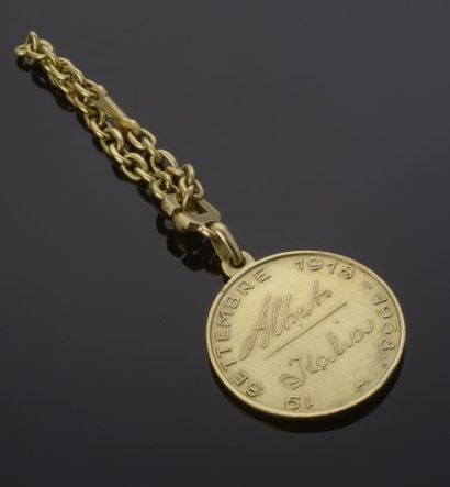 null Porte-clef en or jaune 18k présentant une médaille figurant un mariage religieux...