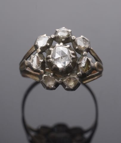 null Bague en or rose 18k, argent et huit diamants de taille rose.

XIXe siècle.

Doigt...