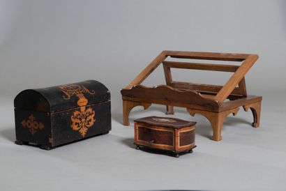 null Ensemble d'objets en bois comprenant : 

- lutrin de table en bois mouluré et...