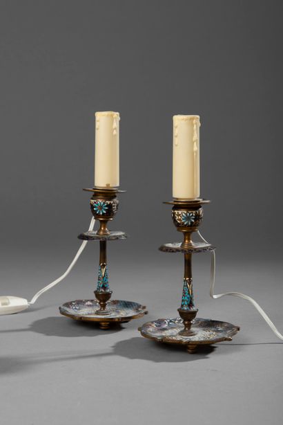 null Paire de bougeoirs en bronze à décor d'émaux cloisonnés (montés en lampe, petites...