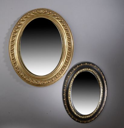 null Ensemble comprenant : 

- un miroir sorcière ovale en bois et composition dorée...