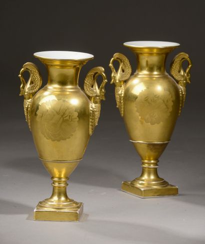 null Paire de vases en porcelaine dorée, les prises formées par des cols de cygne,...