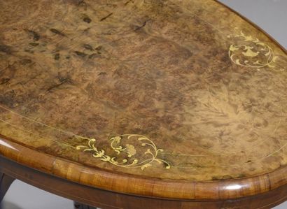 null Table basse ovale en bois teinté façon acajou, le plateau en placage de loupe...