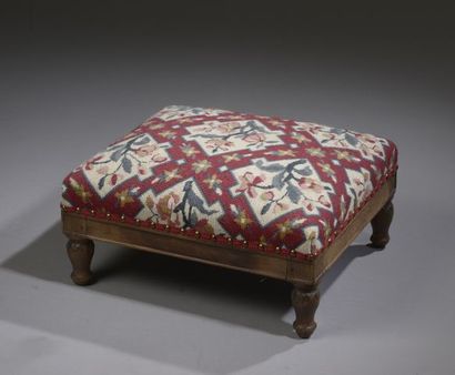 null Bout de pied rectangulaire en bois.

Style Louis XVI.

Garniture rouge au petit...
