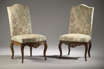 null Paire de chaises en bois naturel mouluré et sculpté à décor de coquilles ajourées....