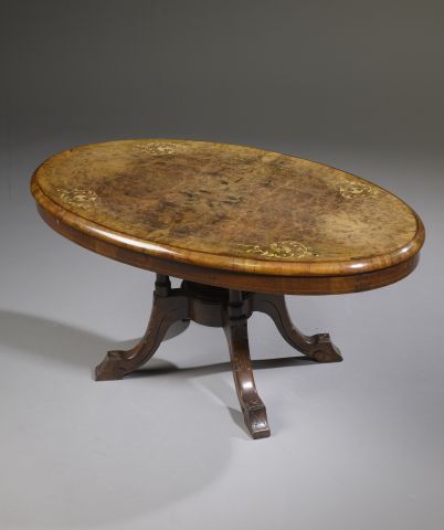 null Table basse ovale en bois teinté façon acajou, le plateau en placage de loupe...
