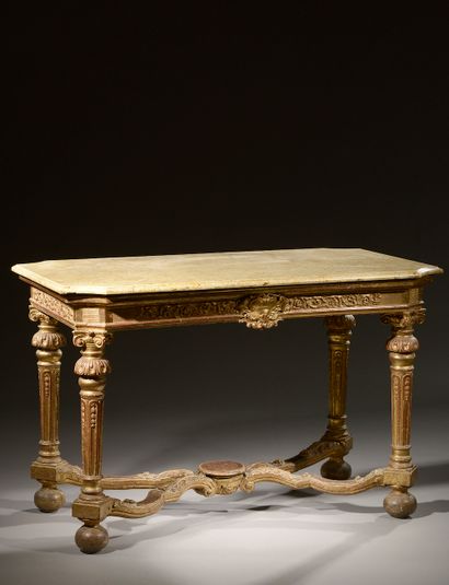 null Table console en bois sculpté et doré, les angles à coins rentrés, les quatre...