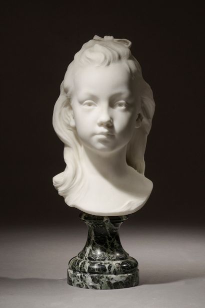 null École française du XIXe siècle.

Portrait de jeune fille en buste.

Marbre...