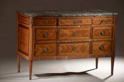 null Chest of drawers with a slight central projection in rosewood and amaranth marquetry,...