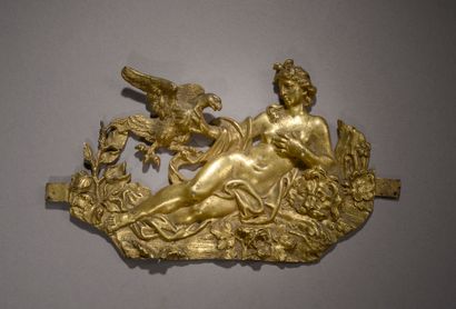 null Bronze doré d'ameublement représentant Hébé et l'aigle de Jupiter reposant...