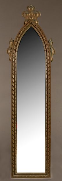 null Miroir en bois et composition dorée en forme de grande arcade gothique surmontée...