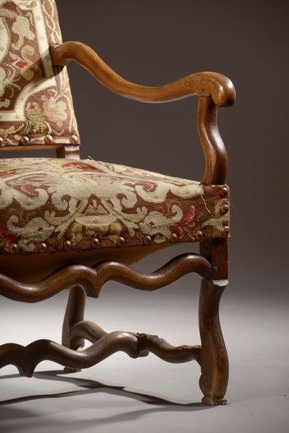 null Armchair with flat back in carved wood, the base said in "sheep bone" joined...