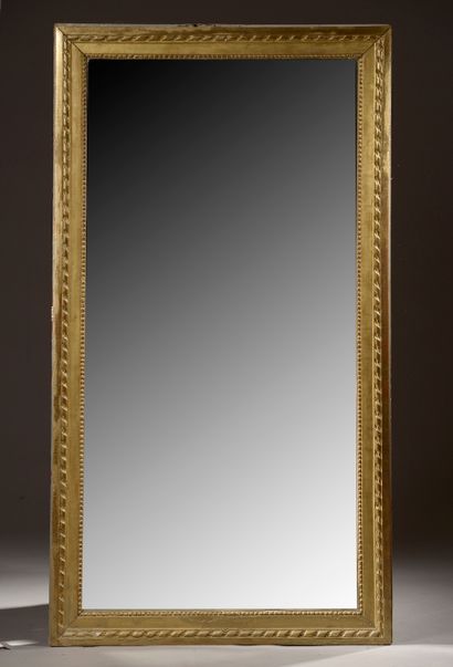 null Miroir rectangulaire, l'encadrement en bois et composition dorée à filets...