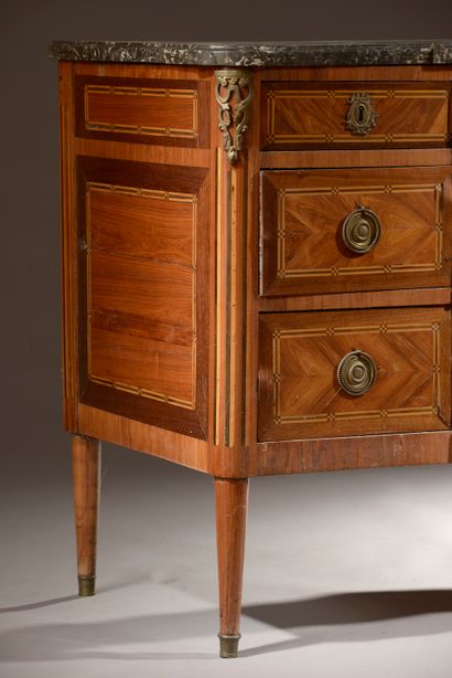 null Chest of drawers with a slight central projection in rosewood and amaranth marquetry,...