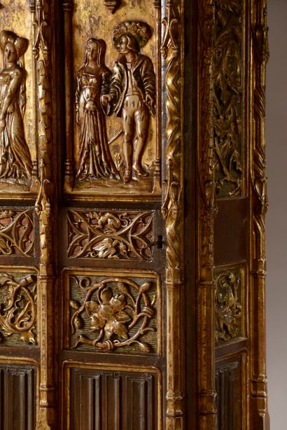 null Armoire à une porte en bois très richement sculpté, laqué et doré à décor...