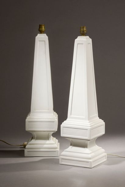 null Paire d'obélisques en céramique à décor émaillé blanc, montés en lampe.

XXe...