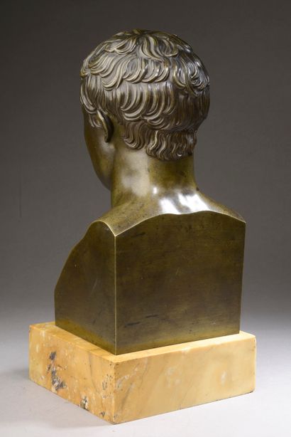 null D'après Antoine Denis CHAUDET (1763-1810).

Buste de Napoléon en hermès. 

Bronze...