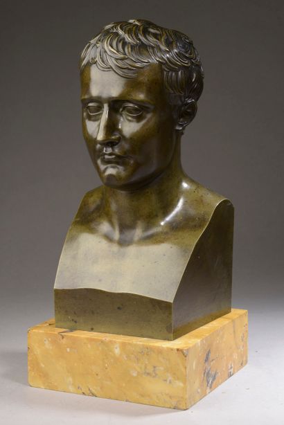 null D'après Antoine Denis CHAUDET (1763-1810).

Buste de Napoléon en hermès. 

Bronze...