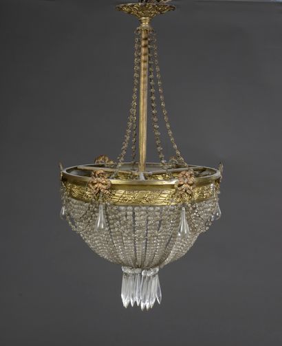 null Lustre corbeille en bronze doré et pampilles de verre à décor de noeud de rubans.

Style...