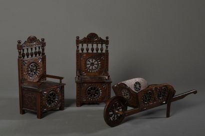 null Ensemble d'objets et mobilier miniatures en bois comprenant : 

- deux coffres...