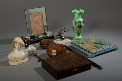 null Ensemble d'objets et mobilier miniatures en bois comprenant : 

- deux coffres...