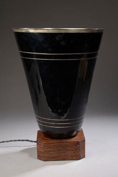 null Dans le goût de Luc LANEL (1893-1965).

Lampe vasque en métal émaillé noir et...