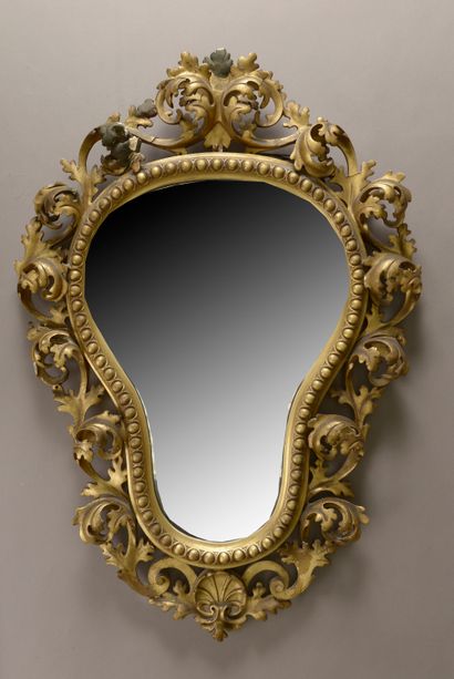null Miroir de style rococo en bois et composition dorée de forme chantournée à décor...