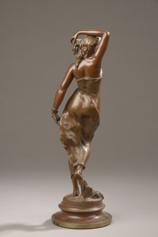  Émile LAPORTE (1858-1907). 
Jeune fille drapée. 
Bronze à patine brune signé sur...