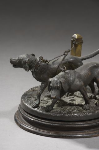  Rudolphe WINDER (1842-1910?). 
Deux chiens de chasse attachés. 
Bronze à patine...