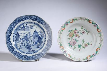 null CHINE, première moitié du XIXe siècle.

Deux assiettes en porcelaine émaillée,...