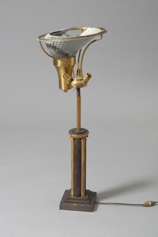  Maison MALABERT. 
Pied de lampe en métal patiné et laiton (piqûres, oxydation),...