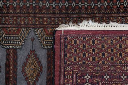 null Quatre petits tapis dans le goût de l'Iran à décor géométrique polychrome.

XXe...